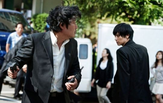 Han-gyoo briefly meets Ji-won during a botched counter-terrorist strike