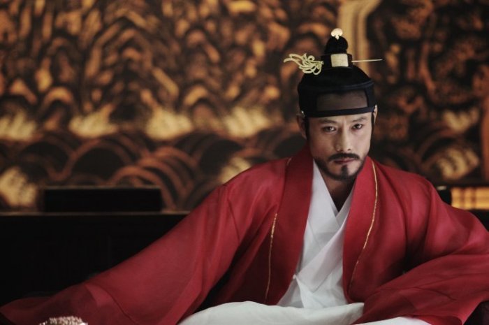 King Gwang-hae becomes increasingly paranoid as attempts against his life are made