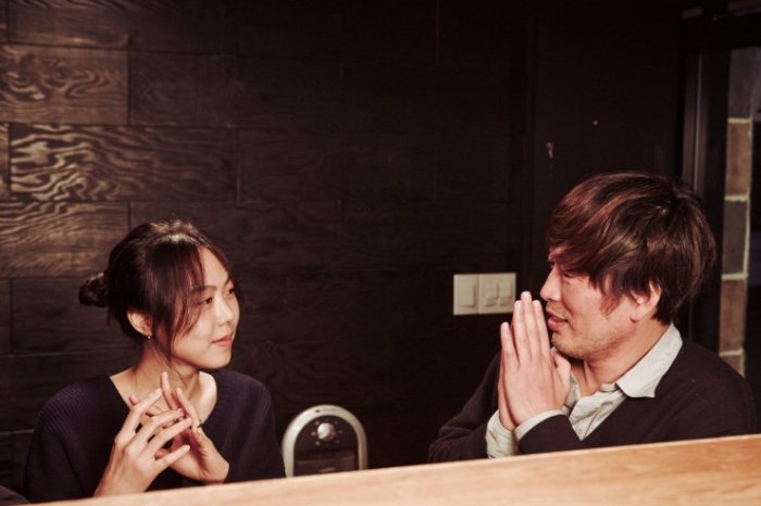 Hee-jeong and Cheon-soo drink and converse as they grow closer